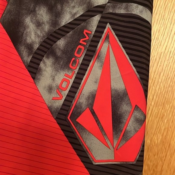 Volcom size 28 Small Mod-Tech red black 10” Liberate Lido board shorts LIKE NEW - Picture 6 of 10